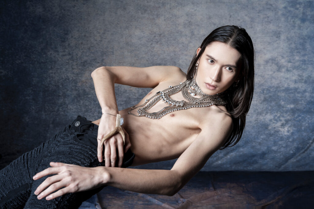 Photographie d'Iulio, Nelson et Meggie pour Aneida par Romane Jacquin, Paris, le 23 novembre 2022.