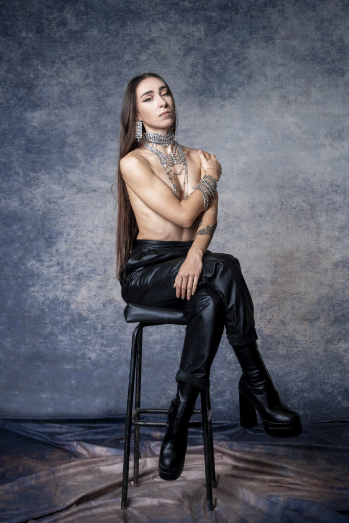 Photographie d'Iulio, Nelson et Meggie pour Aneida par Romane Jacquin, Paris, le 23 novembre 2022.