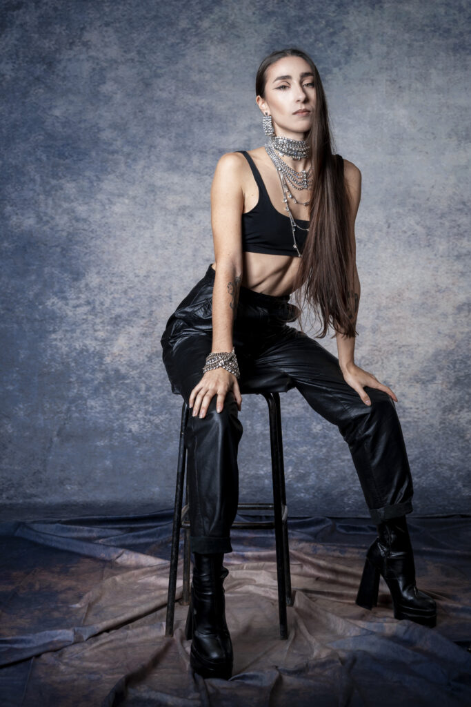 Photographie d'Iulio, Nelson et Meggie pour Aneida par Romane Jacquin, Paris, le 23 novembre 2022.