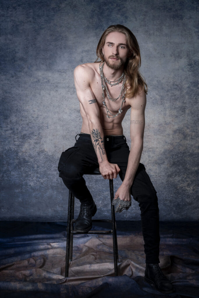 Photographie d'Iulio, Nelson et Meggie pour Aneida par Romane Jacquin, Paris, le 23 novembre 2022.