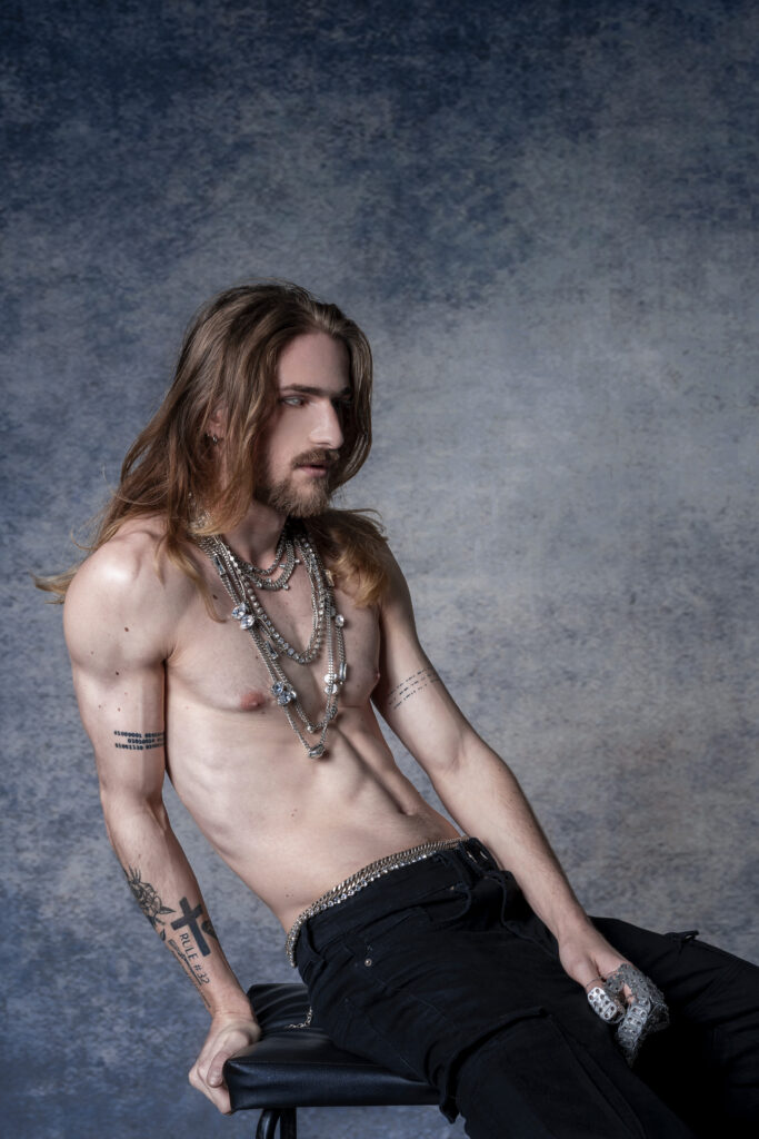 Photographie d'Iulio, Nelson et Meggie pour Aneida par Romane Jacquin, Paris, le 23 novembre 2022.